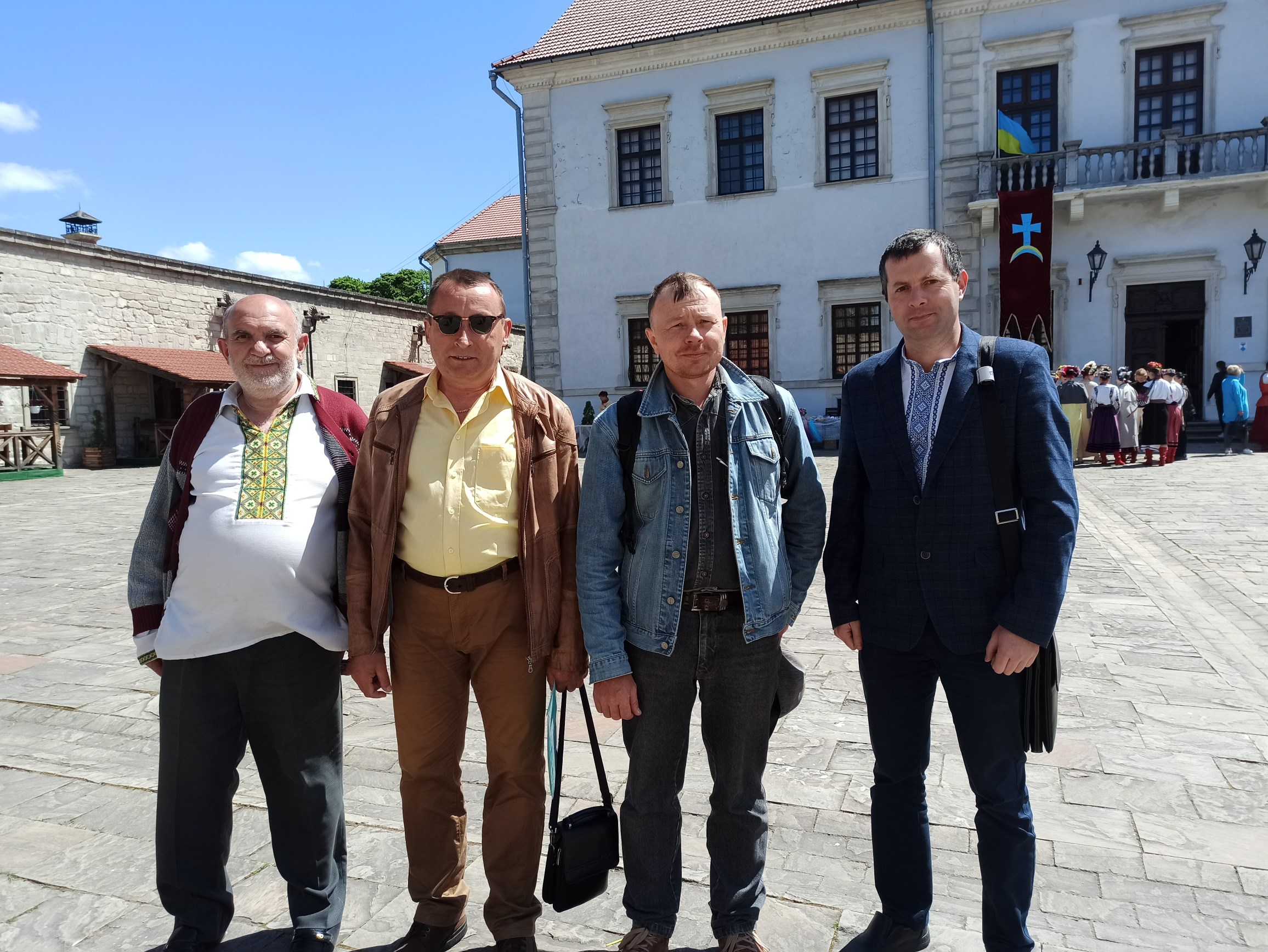 Учасники конференції у дворі Збаразького замку